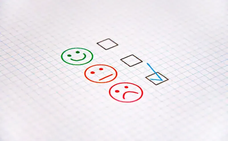 Symbolbild: Drei Smileys mit Checkboxen zur Bewertung der Barrierefreiheit der Website